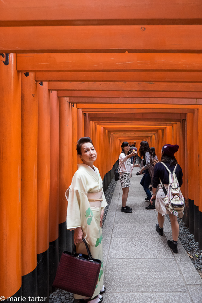 Kimono clad guide at Inari Fushimi Shinto shrine 