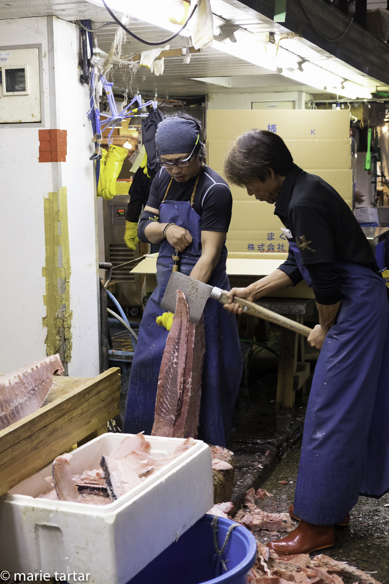 Teamwork to slice that huge tuna at Tsukiji, Tokyo
